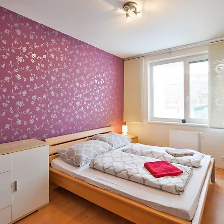 Apartment Guestin 3room Family @ Podebradska *